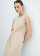 Vestido midi color beige, sin mangas y con detalle de nudo en la cintura.