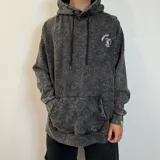 Canguro gris con efecto lavado, capucha con cordones negros, bolsillo tipo canguro y puños y cintura acanalados. Estampado pequeño en el pecho con el logo de la marca.