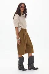 Camisa de algodón a rayas verticales color crema y rojo, con cuello mao y mangas 3/4 abullonadas.