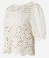 Blusa color crudo de ganchillo con mangas cortas abullonadas y bordados de flores.
