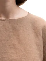 Remera marrón de lino con mangas cortas y corte holgado.