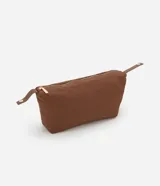 Bolso shopper grande color marrón, con costuras en contraste, doble asa de mano y correa larga desmontable. Incluye bolsillo interno desmontable.
