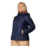 Campera puffer color borgoña con capucha, cierre frontal y bolsillos laterales con cierre. El forro termorreflectivo Omni-Heat™ retiene el calor mediante puntos plateados que reflejan el calor corporal. El aislamiento Thermarator™ 100 % poliéster reciclado te mantiene abrigado con fibras sintéticas livianas que retienen el calor incluso cuando están mojadas.