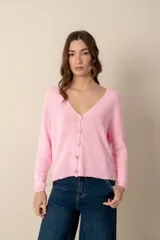 Cárdigan de punto color rosa claro, con escote en V y cierre frontal con botones nacarados.