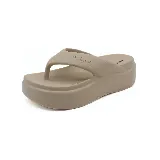 Sandalia marrón de plataforma, con tira entre los dedos y plataforma de 5 cm.