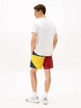 Remera blanca de algodón con cuello redondo y logo de Tommy Hilfiger estampado en el pecho.