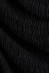 Vestido midi negro de punto arrugado con mangas japonesas y escote barco. Diseño ajustado con laterales fruncidos para un efecto drapeado que realza la figura.