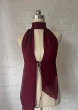 Top halter de color borgoña con detalle de lazo en el frente y espalda descubierta.