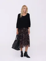Vestido midi con musculosa negra en la parte superior y falda de tul plisado con estampado animal print.