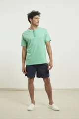 Remera verde con cuello redondo y tres botones.