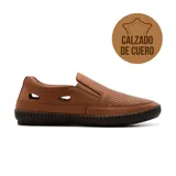 Zapato casual marrón de cuero, estilo mocasín, con perforaciones en la capellada y laterales. Suela marrón oscura con pespuntes.
