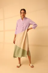 Túnica midi color beige con corte geométrico en lila y verde. Tiene cuello mao con botones y mangas 3/4.