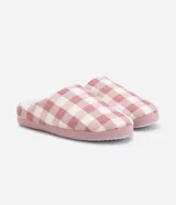 Pantufla femenina cerrada, estilo mule, con forro interior de borrego sintético color crema y suela de goma termoplástica. El exterior presenta un estampado de cuadros vichy en tonos blanco y celeste claro.