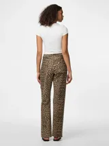 Pantalón jean de corte recto con estampado animal print, tiro alto, bolsillos delanteros y traseros, y trabillas para cinturón.