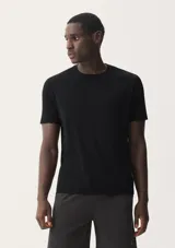 Remera deportiva negra de manga corta con cuello redondo.