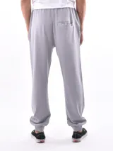 Pantalón de jogging color beige con cintura elástica y cordón ajustable.