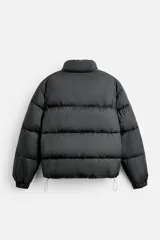Campera puffer marrón con cuello alto, cierre frontal con cremallera, bolsillos laterales y puños elásticos.