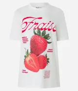 Remera alargada de manga corta, confeccionada en algodón BCI más sostenible, con cuello redondo y estampa de frutillas en el frente.
