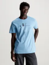 Remera de algodón regenerativo color celeste, con cuello redondo y monograma estampado en el pecho.