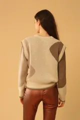 Sweater de punto con diseño abstracto en colores beige, marrón y negro.