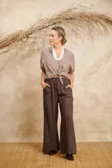 Pantalón ancho de lino color marrón chocolate, con cintura elastizada y cordón ajustable.