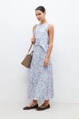 Blusa celeste con estampa floral, sin mangas.