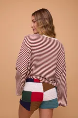 Short tejido a crochet con bloques de colores en tonos beige, marrón, verde, rojo y azul.