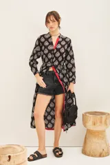 Camisa larga de algodón con estampado de hojas en blanco y negro, cuello en V, botones frontales, lazo en la cintura y tajos laterales.