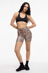 Calza corta de lycra color violeta.