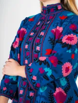 Chaqueta azul con bordado floral multicolor, cuello mao y mangas 3/4.