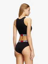 Conjunto de ropa interior Diesel color blanco, compuesto por un top deportivo y una bombacha clásica. Ambos con banda elástica con logo Diesel en rojo y negro.