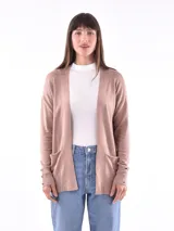 Saco color beige de tejido de punto, con cuello abierto, bolsillos frontales y mangas largas con detalle de botones en los puños.