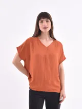 Blusa color naranja de mangas cortas con cuello en V.