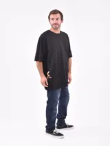 Remera negra de corte oversize y mangas cortas.