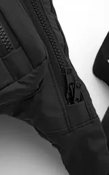 Riñonera negra con múltiples bolsillos con cierre y correa ajustable con hebilla.