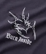 Remera de algodón color negro, corte regular, cuello redondo y manga corta. Presenta un estampado localizado con lettering "Burn Inside" al frente y un diseño gráfico denominado "Dystopia" en la espalda.