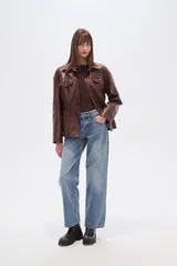 Chaqueta marrón de eco-cuero con textura de cocodrilo, cuello solapa, bolsillos con tapa en el pecho y frunces ajustables en la cintura mediante cordones.