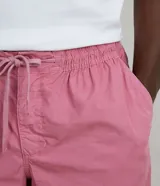 Bermuda masculina de sarga color rosa, corte slim fit, con cintura elástica ajustable con cordón, bolsillos laterales y bolsillo trasero.
