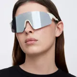 Lentes de sol unisex marca Meller modelo Dua, con montura color crema y lente plateada tipo pantalla. Inspiradas en el diseño ciclista, con protección UV400 y tratamiento anti-rayaduras.