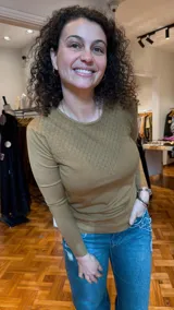 Sweater calado color beige de punto fino, con cuello redondo y mangas largas.