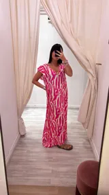 Vestido maxi de corte suelto con estampado en tonos fucsia y blanco, de manga corta.