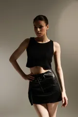 Top negro sin mangas, cropped y con cuello a la base, confeccionado en acrílico y lurex.