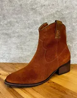 Botas cortas de gamuza color miel con detalle de costura en contraste y diseño exclusivo de BRAVA.