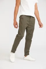 Pantalón cargo verde oliva de corte slim, con cierre de botón y cremallera, bolsillos laterales tipo cargo con cierre y sin puños.