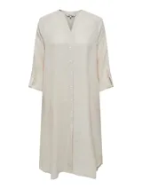 Vestido camisero largo color beige, de lino, con cuello camisero, abotonado al frente y mangas largas con puños abotonados.