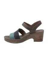 Sandalias con plataforma de corcho, tiras de cuero en color negro, marrón y amarillo.