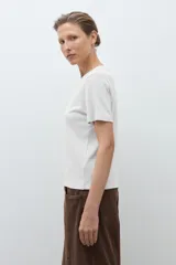 Remera de manga corta color beige melange, con cuello redondo y corte recto.