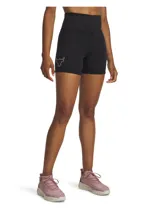 Calza corta de ciclismo negra, de tiro alto y corte ajustado. Presenta el logo de Project Rock en la pierna izquierda.