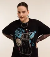 Remera negra de algodón con cuello redondo y mangas cortas. Estampado frontal de un gato negro rodeado de planetas y estrellas.