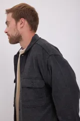 Sobrecamisa de manga larga color gris oscuro, con cierre de botones y bolsillos en el pecho.